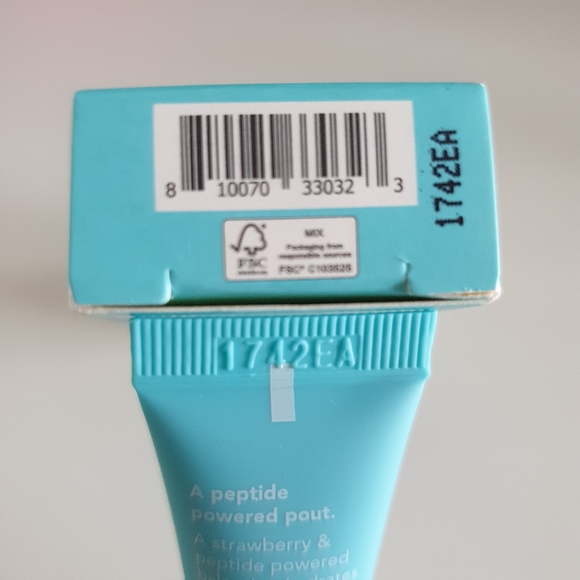 Tula Lip SOS Lip Treatment Balm in Strawberry Flush + Peptide, Prebiotic, Kiwi - Picture 5 of 6